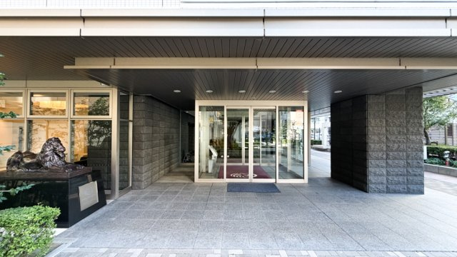 ザ・ライオンズ定禅寺タワー|御影石調の床とライオン像が迎える、風除室付のエントランスです。