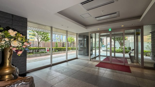 ザ・ライオンズ定禅寺タワーのエントランス|ガラス張りで中庭の緑を望む、明るいエントランスホールです。