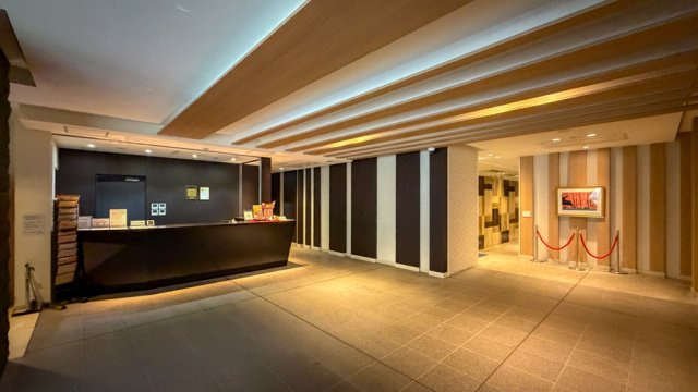 ザ・ライオンズ定禅寺タワーのロビー|木目調の天井とフロントカウンターを備えたロビーです。