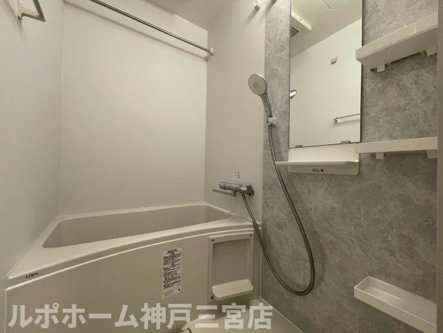 セレニテ西元町アリエの浴室