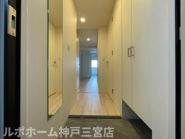 セレニテ西元町アリエの玄関