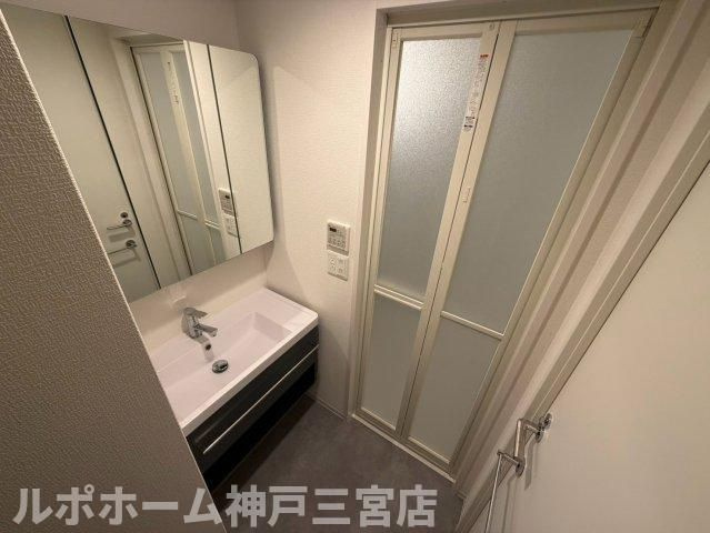 セレニテ西元町アリエの洗面所