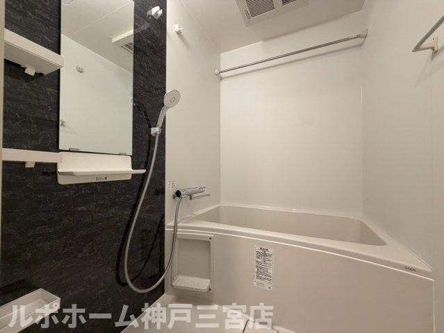 セレニテ西元町アリエの浴室