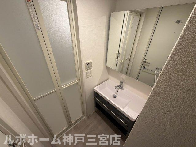 セレニテ西元町アリエの洗面所