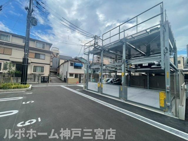 セレニテ西元町アリエの駐車場