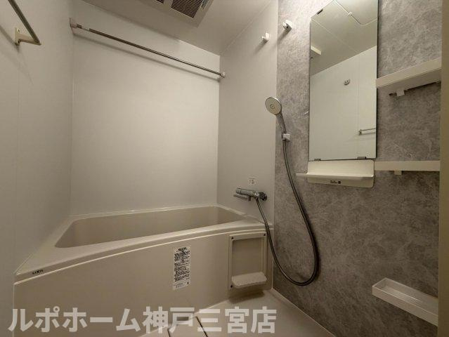 セレニテ西元町アリエの浴室