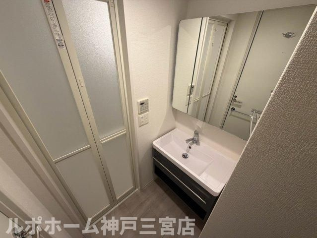 セレニテ西元町アリエの洗面所