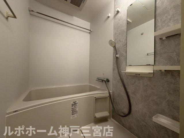 セレニテ西元町アリエの浴室