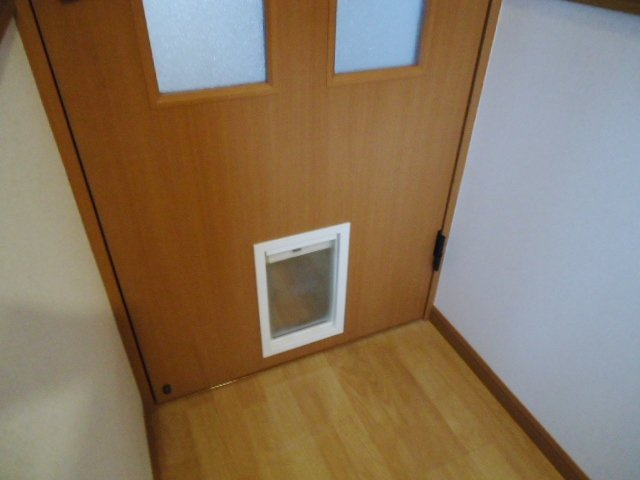 ファビュラスの内装|ペット潜り窓