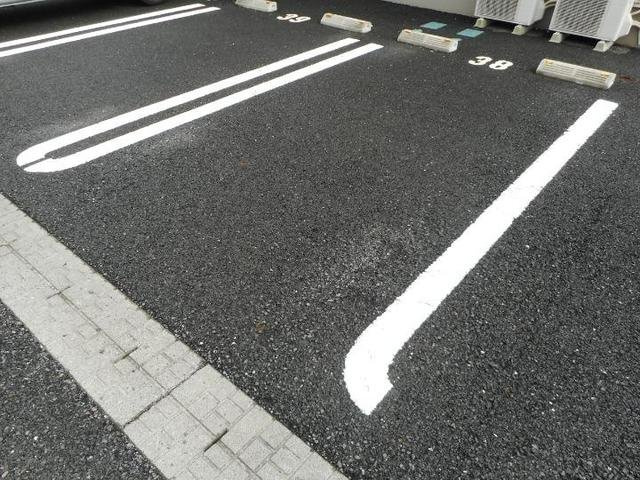 メゾンブリーズⅧの駐車場|車をお持ちの方に嬉しい駐車場付きの物件です