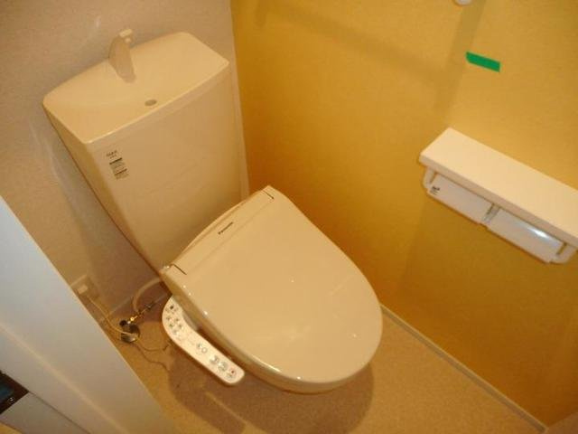 グランファミーユⅢのトイレ|落ち着いた色調のトイレです
