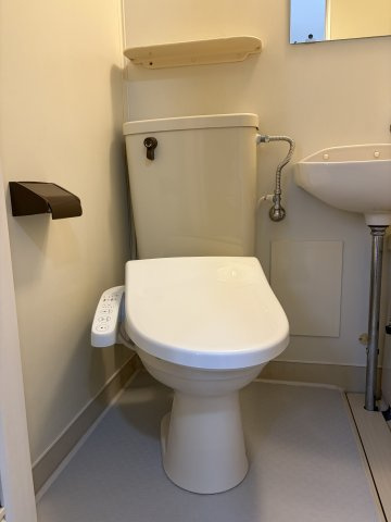 ライズ清水町のトイレ|清潔感のあるトイレです
※写真は105号室(反転タイプです)
※相違する場合は現況を優先いたします。