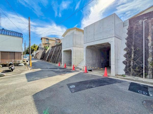 横浜市南区永田北２丁目の新築一戸建の前面道路含む現地写真|周辺は落ち着いた街並みになります。
子育てにはぴったりの住環境♪