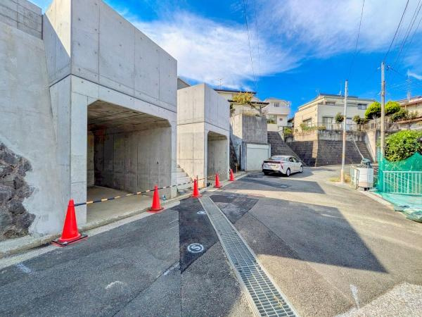 横浜市南区永田北２丁目の新築一戸建の前面道路含む現地写真|現在建築中の為、同仕様物件のご案内をさせて頂きます。
お車でご自宅まで送迎承ります。