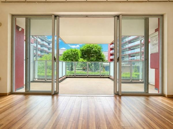 パークスクエア綱島の居間・リビング|窓からは明るい光が差し込みます！
電気をつけなくても明るいです。

