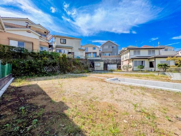 横浜市南区永田北２丁目の新築一戸建の前面道路含む現地写真|陽当りの良さが伝わります。
是非一度、現地へ起こしください。

