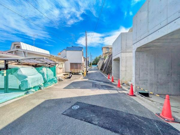 横浜市南区永田北２丁目の新築一戸建の前面道路含む現地写真|現在建築中の為、同仕様物件のご案内をさせて頂きます。
お車でご自宅まで送迎承ります。