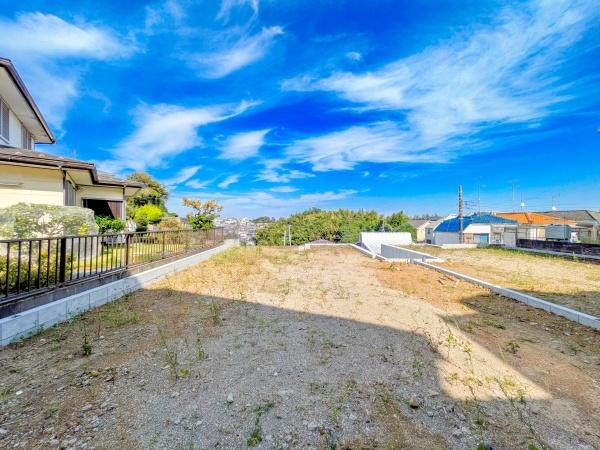 横浜市南区永田北２丁目の新築一戸建の前面道路含む現地写真|陽当りの良さが伝わります。
是非一度、現地へ起こしください。

