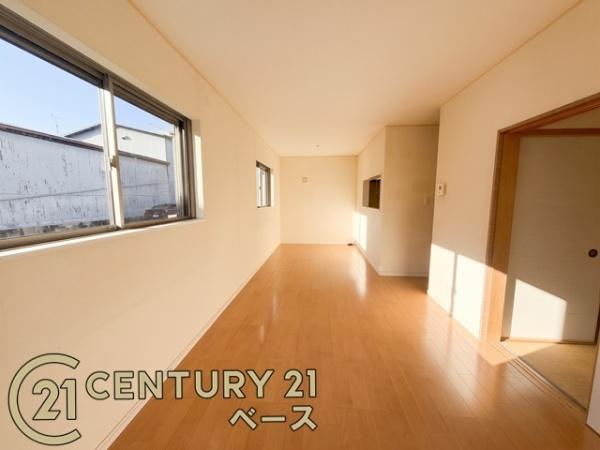 天理市富堂町　一戸建の居間・リビング|■南向きの窓から暖かな光が射し込みます！