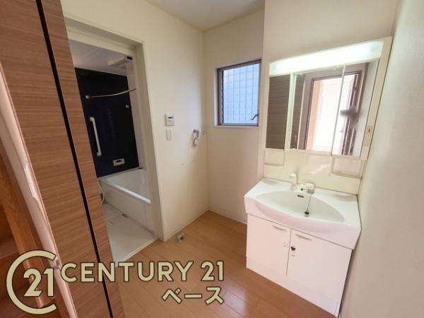 天理市富堂町　一戸建の独立洗面台|■浴室隣接のゆとりのある洗面スペース！