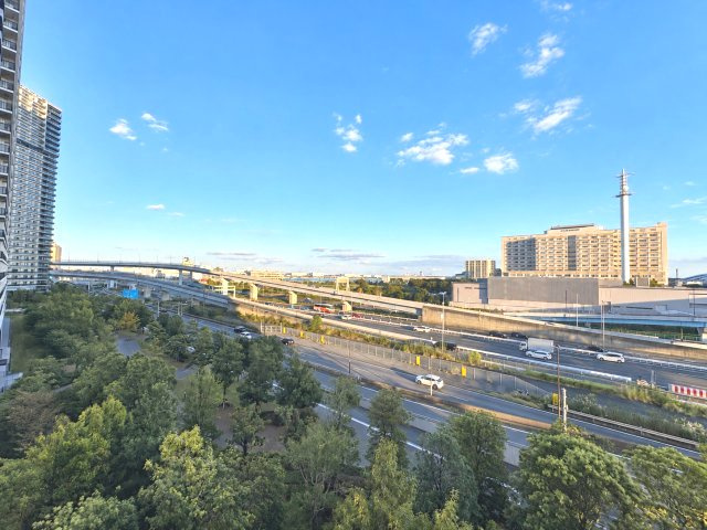 シティタワーズ東京ベイウエストタワーの展望|手を伸ばせば、ふれることが出来そうな環境が、そのままインテリアになったような印象です。その豊かな眺望にふさわしい空間には、通風・採光にも優れ、心地よい光と風があふれています