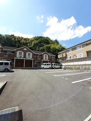 チェリーブロッサムＡ棟の駐車場|駐車スペースもあります