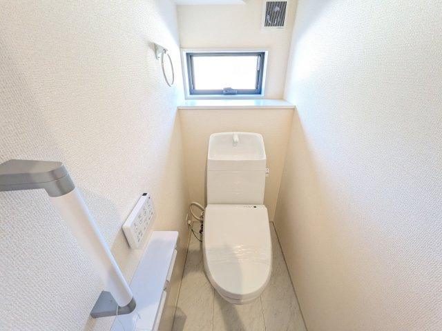 第1　土浦市神立町　新築戸建てのトイレ|窓付きで明るく白を基調とした清潔感のあるトイレは温水洗浄便座付きです♪
