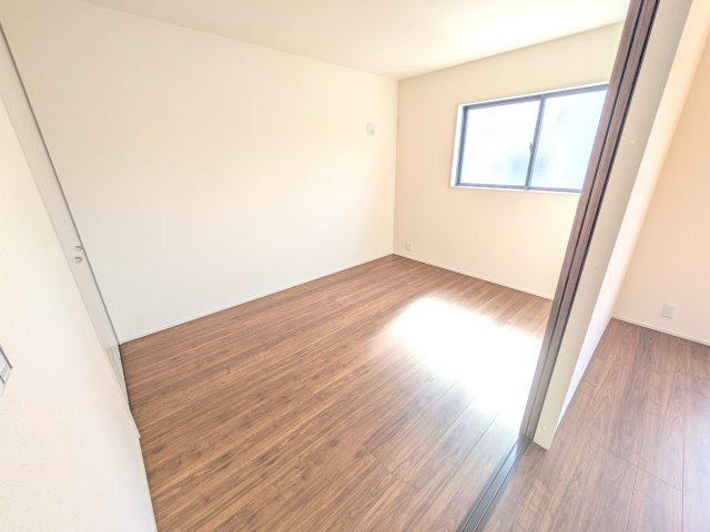 第1　土浦市神立町　新築戸建ての洋室|リビングと繋がる多目的スペース。引き戸を開ければ広々LDK、閉じれば客間や書斎、お子様の遊び場に早変わりします。