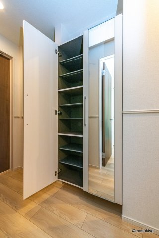 フィオーレ・コニファーの玄関