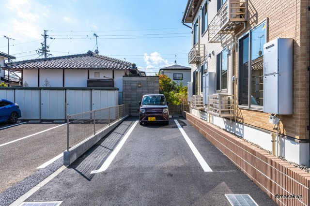 フィオーレ・コニファーの駐車場