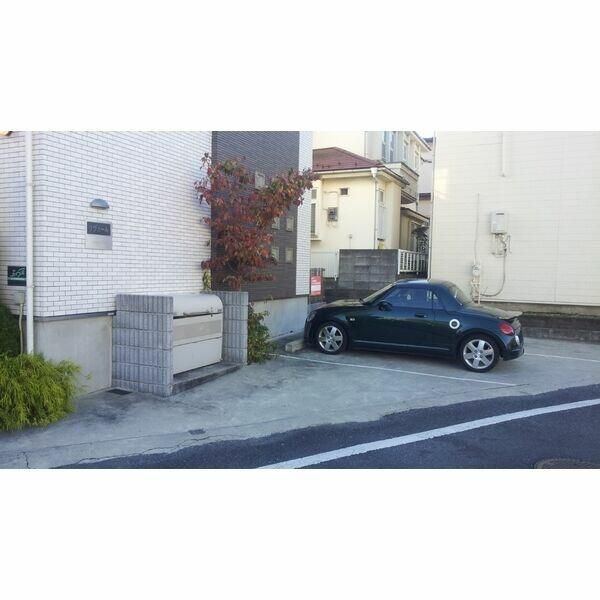 リヴュールの駐車場