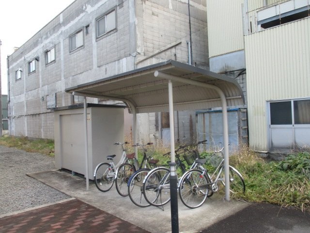レオパレスサクセスのその他|屋根付き駐輪場