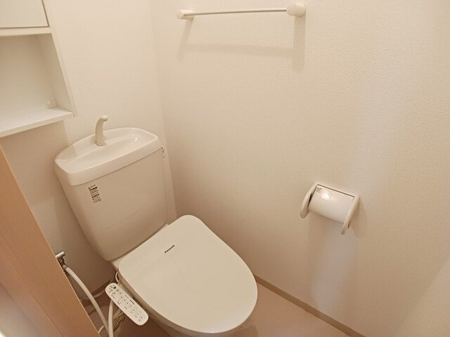 ライブヒルズ４８のトイレ|落ち着いた色調のトイレです