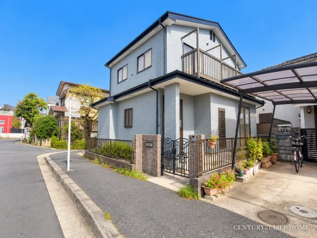 【外観】 | グリーンライン「東山田」中古戸建 | 角地ならではの開放感と良好な陽当たりが魅力の木造2階建て住宅です。リノベーションにて外壁・屋根塗装を完了し、美しく生まれ変わります。敷地内には2台分の駐車スペースを設けています。