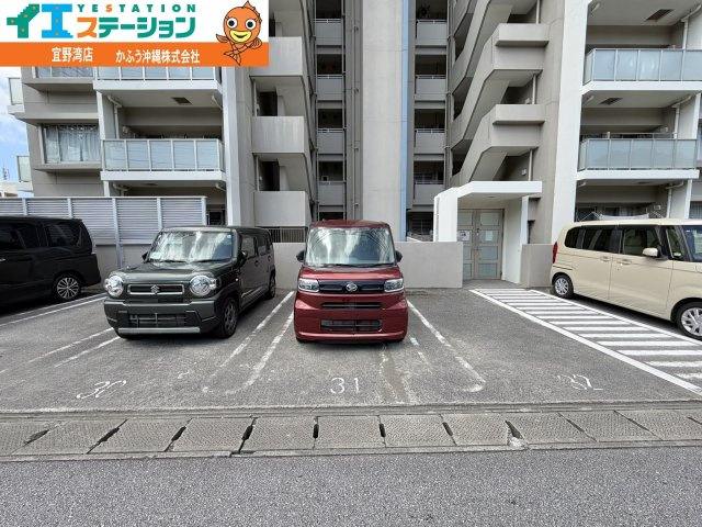 ミルコマンション宜野湾大山ビューの駐車場