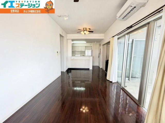 ミルコマンション宜野湾大山ビューの居間・リビング|※画像はAI処理により家具を消去しています。