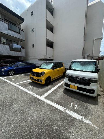 リッチライフ甲子園Ⅷの駐車場