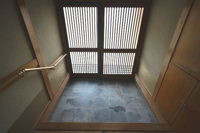 香春貸家の玄関