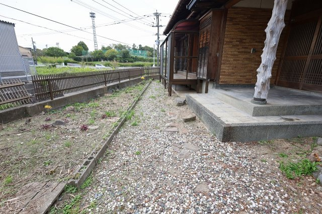 香春貸家の庭