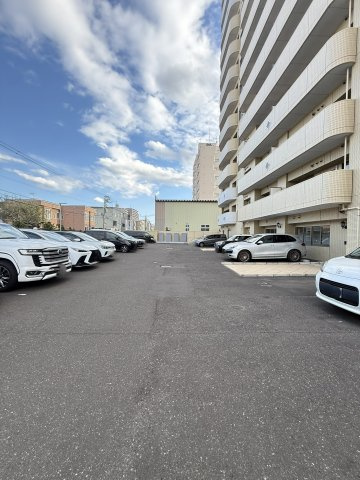グランファーレ栄町プレシアヴェールの駐車場