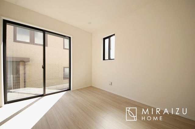 【子供部屋】 | お子様のお部屋にも主寝室にも使えますね。窓が二面についていますので採光もばっちり、空気の入れ替えもOK！自分のお部屋を持ちたいお子様の夢を叶えます！