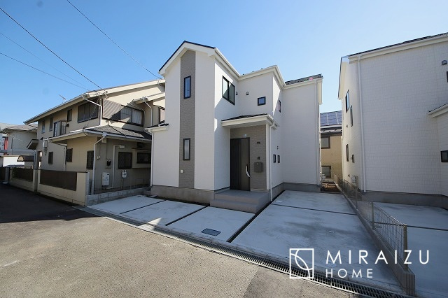 【外観】 | 青く澄み渡った綺麗な空と、陽の光をたっぷりと受ける、そんな新築住宅で新生活をスタートしてみませんか？見学・ご相談等、ミライズホーム(株)までお気軽にご連絡下さい。