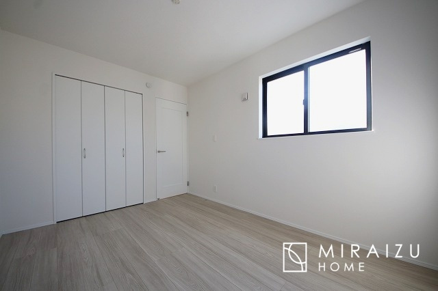 【子供部屋】 | 床のフローリングもオシャレな洋室が嬉しいです。独立性のある住宅ですので、各居室それぞれ、テイストの違うお部屋インテリア造りをしても面白いかもしれませんね！