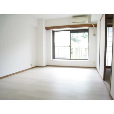 鎌倉市岡本１丁目の賃貸マンションの居間・リビング