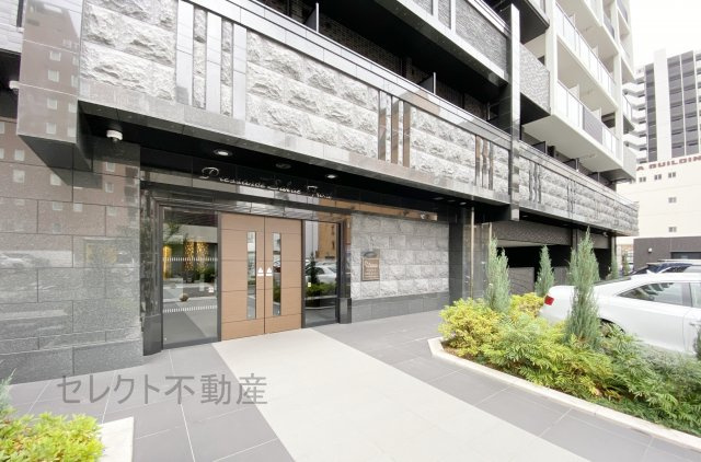 プレサンスＳＡＫＡＥフロントのエントランス