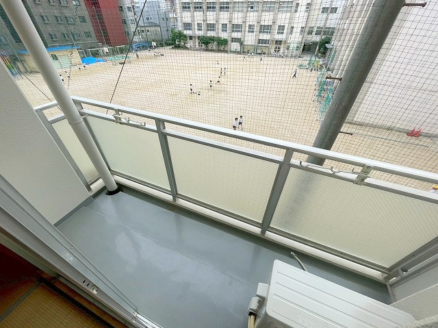 大阪市淀川区三国本町１丁目の賃貸マンションのバルコニー