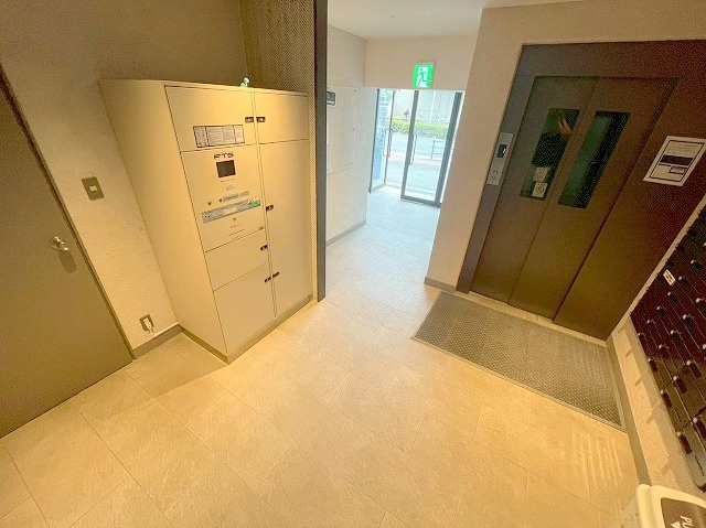 大阪市淀川区三国本町１丁目の賃貸マンションのエントランス