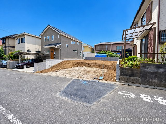 【前面道路含む現地写真】 | 戸建 町田市小川１丁目 | 幅員約6.0mの北東側公道に面し、お車の出し入れもスムーズに行える開放的な敷地。