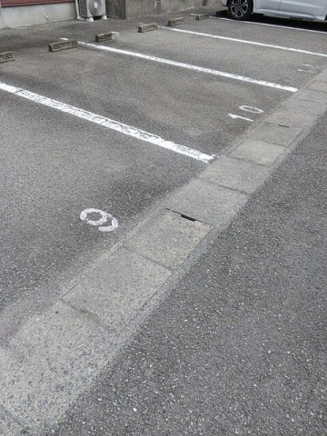 オーブリー鳴門　Ｂの駐車場|駐車場に車を止められます
