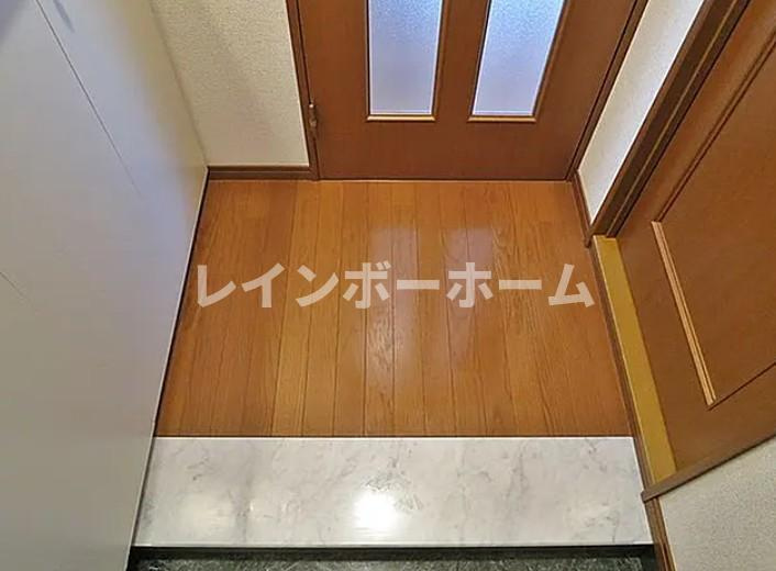 アルファイーストの玄関|※別部屋参照写真となります。